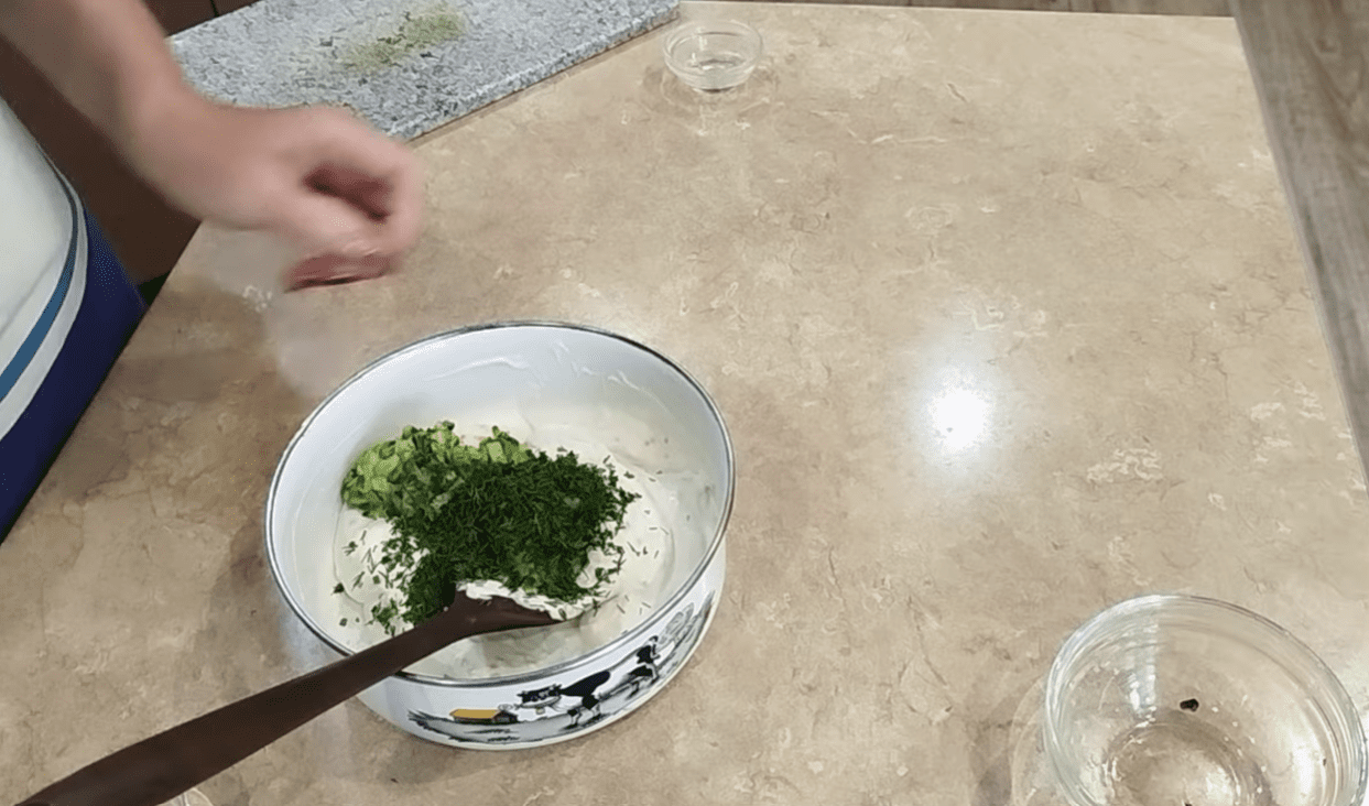 Рецепти соусів для пікніка, які з'їдаються швидше ніж шашлик Фото: Ютуб-канал Sav.Kov.V.O.