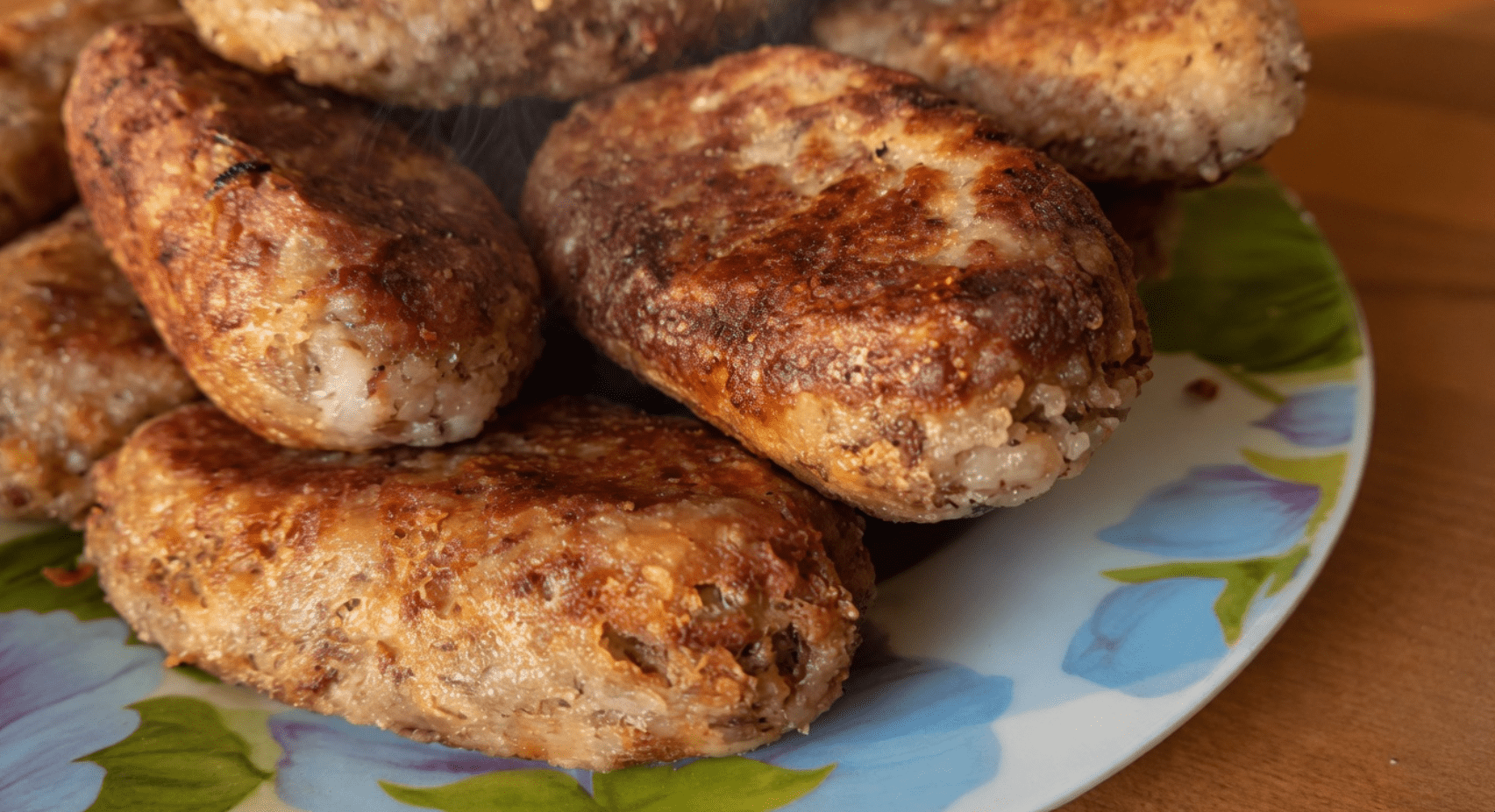 Як зробити смачні котлети за копійки, які не відрізнити від м'ясних Фото: Ютуб-канал Карпатська Господиня 