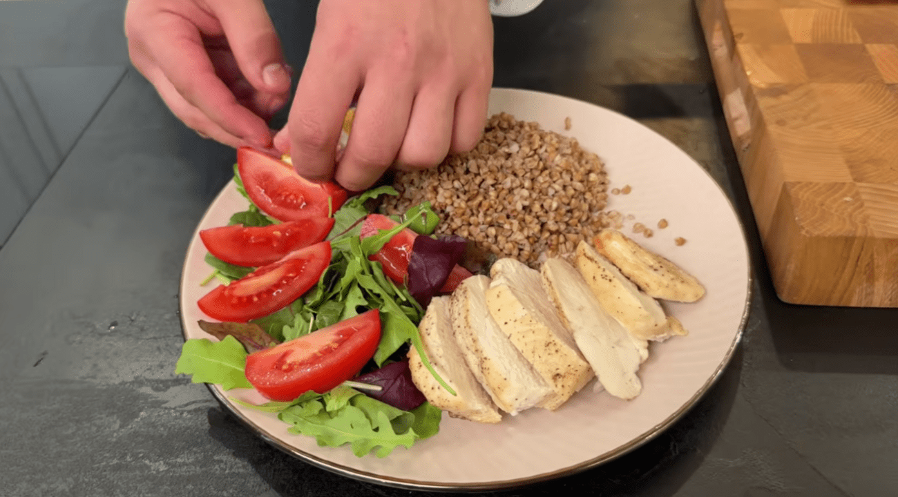 Рецепт швидкого обіду без шкоди фігурі всього за 20 хвилин. Фото: Ютуб-канал Іван Янюк