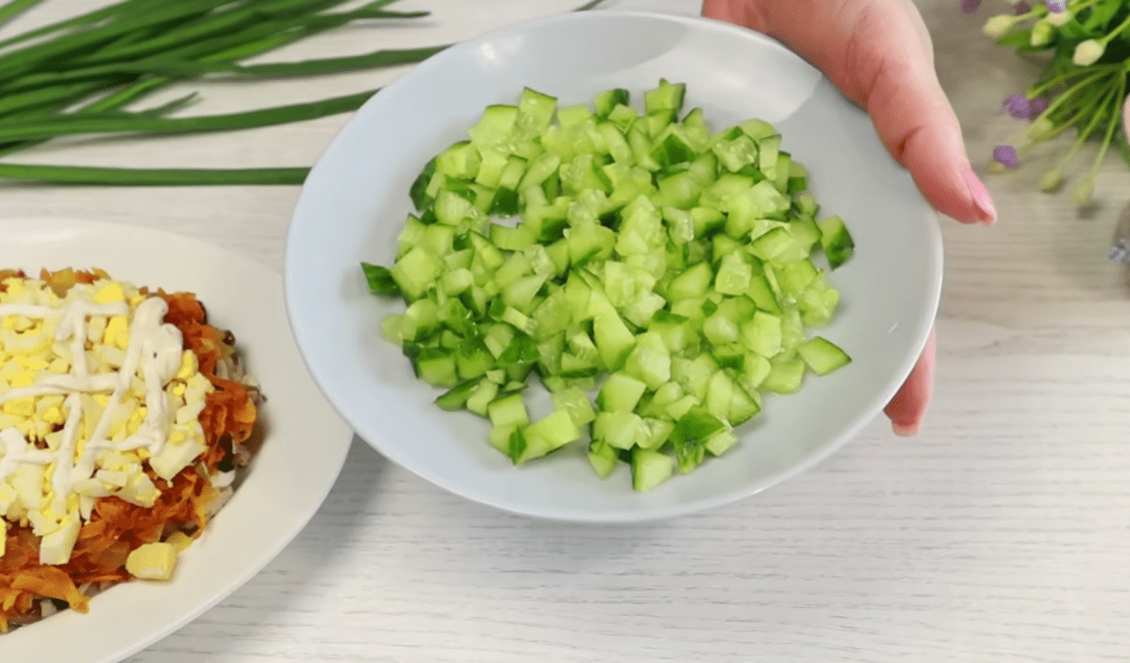 Рецепт смачного, ситного салату з куркою та грибами з новими поправками. Фото: Ютуб-канал ВІКА - прості рецепти