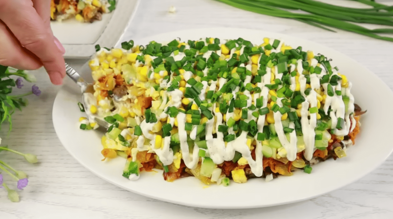 Рецепт смачного, ситного салату з куркою та грибами з новими поправками. Фото: Ютуб-канал ВІКА - прості рецепти