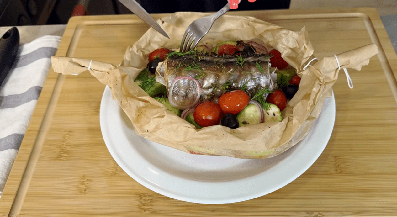 Новий рецепт риби з весняними овочами, запеченими у пергаменті Фото: Ютуб-канал Іріна Рудневська