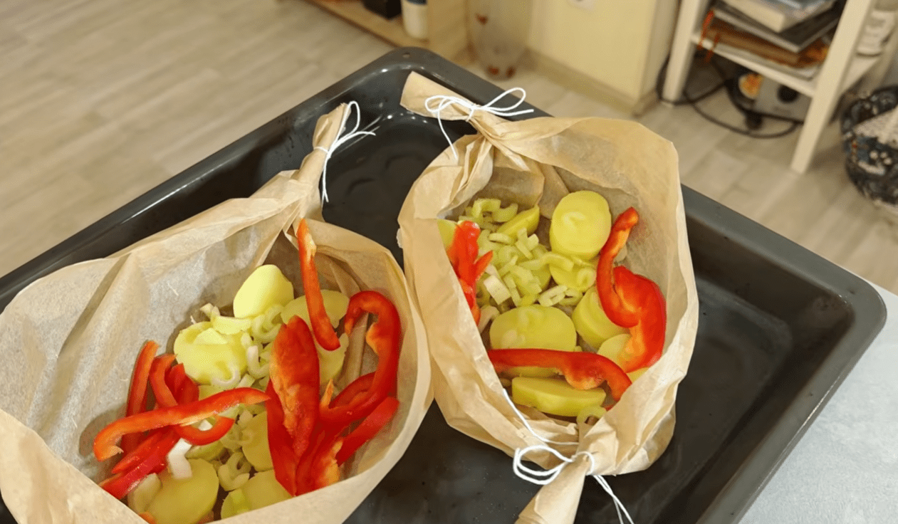 Новий рецепт риби з весняними овочами, запеченими у пергаменті Фото: Ютуб-канал Іріна Рудневська