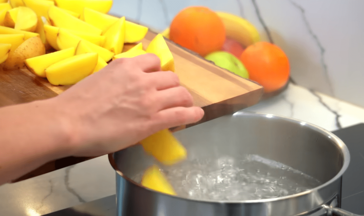 Кухарі розповіли, як насправді потрібно запікати картоплю у духовці Фото: Ютуб-канал Alina FooDee