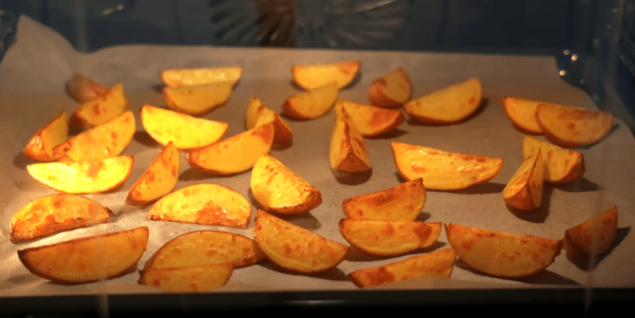 Кухарі розповіли, як насправді потрібно запікати картоплю у духовці Фото: Ютуб-канал Alina FooDee