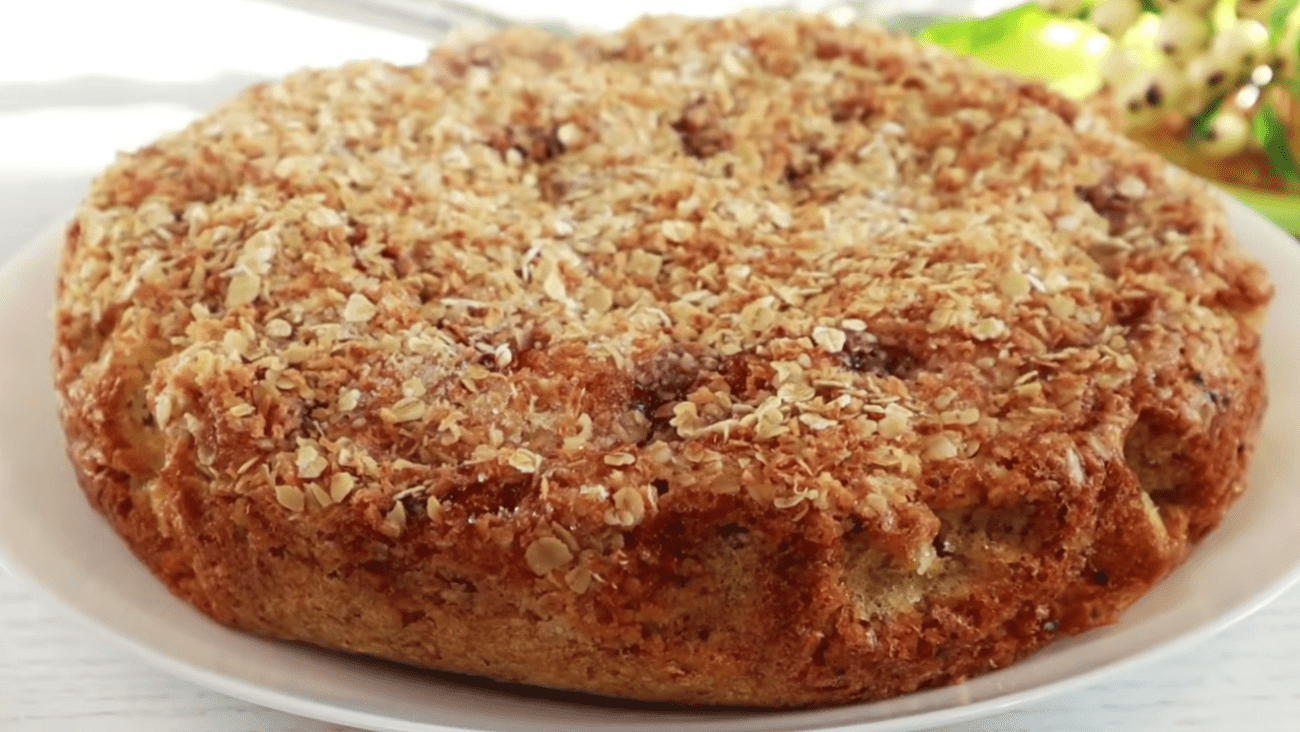 Рецепт смачного і соковитого вівсяного пирога до чаю, який здивує смаком Фото: Ютуб-канал ВІКА - прості рецепти