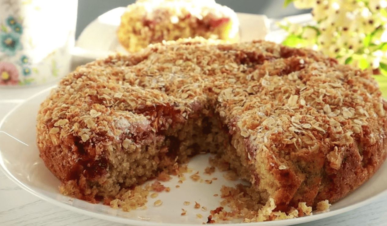 Рецепт смачного і соковитого вівсяного пирога до чаю, який здивує смаком Фото: Ютуб-канал ВІКА - прості рецепти