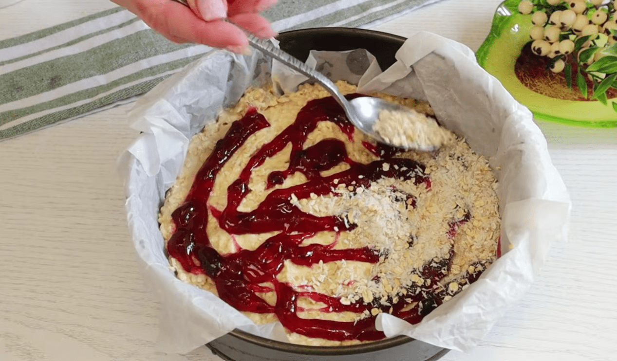 Рецепт смачного і соковитого вівсяного пирога до чаю, який здивує смаком Фото: Ютуб-канал ВІКА - прості рецепти