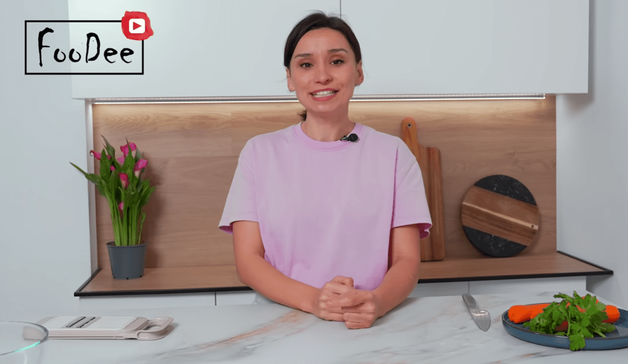 Салат із моркви, який може стати справжнім конкурентом корейським рецептам. Фото: Ютуб-канал Alina FooDeе