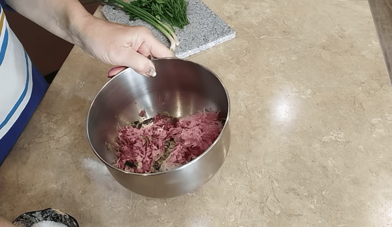 Як приготувати смачну намазку з редиски та огірків – рецепт Фото: YouTube-канал Sav.Kov.V.O.