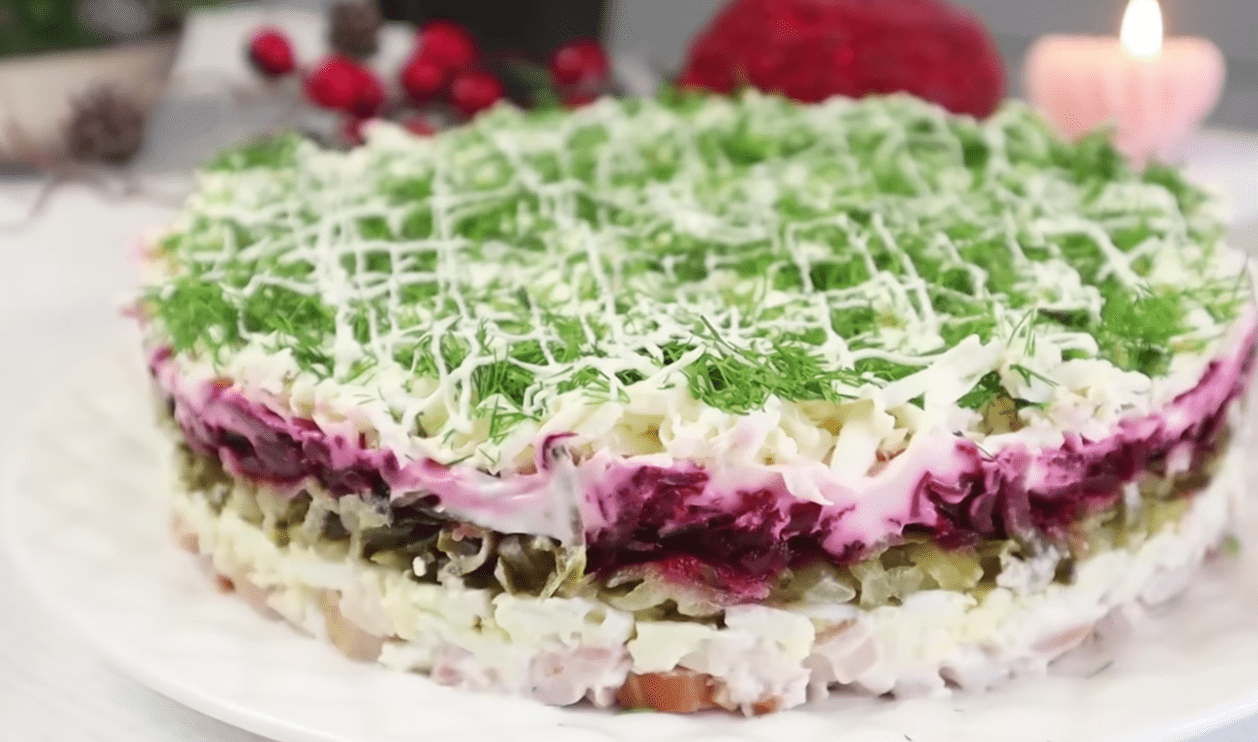 Рецепт нового святкового салату з копченої курки, буряків та плавленого сиру Фото: YouTube-канал ВІКА - прості рецепти