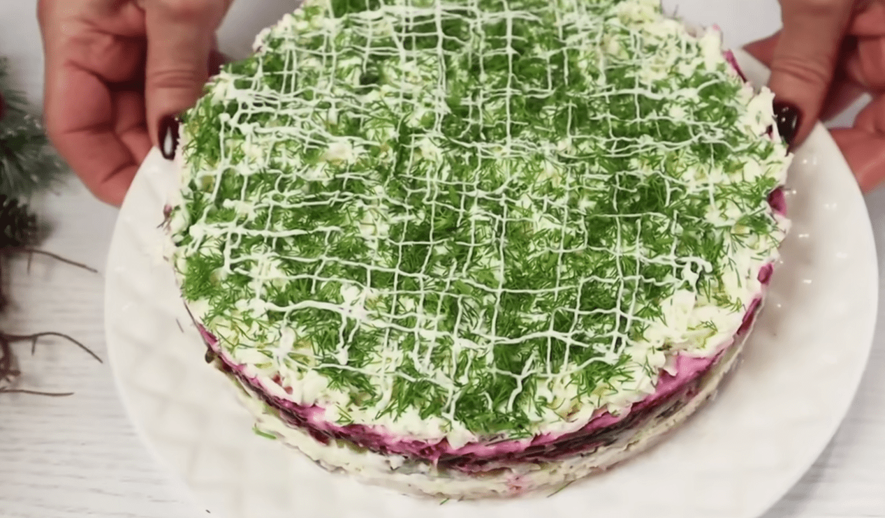 Рецепт нового святкового салату з копченої курки, буряків та плавленого сиру Фото: YouTube-канал ВІКА - прості рецепти