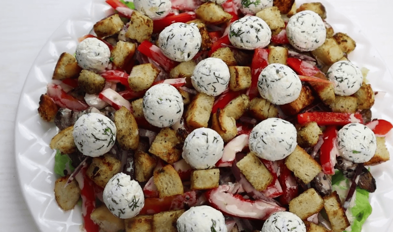 Рецепт нового салату, який легко замінить Цезар на святковому столі Фото: YouTube-канал ВІКА-прості рецепти