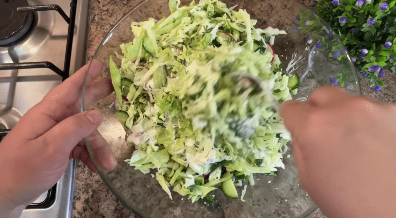 Рецепт весняного салату, який чудово підійде до будь-якої м'ясної страви Фото: YouTube-канал Кухня невмілої господині