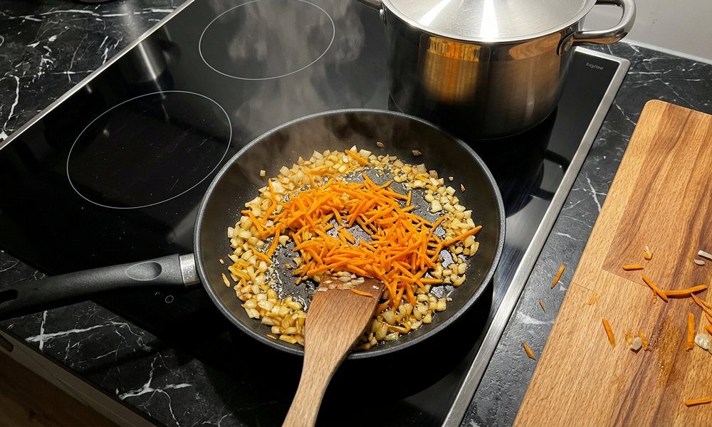 Швидкий рецепт супу з куркою та сирними кульками