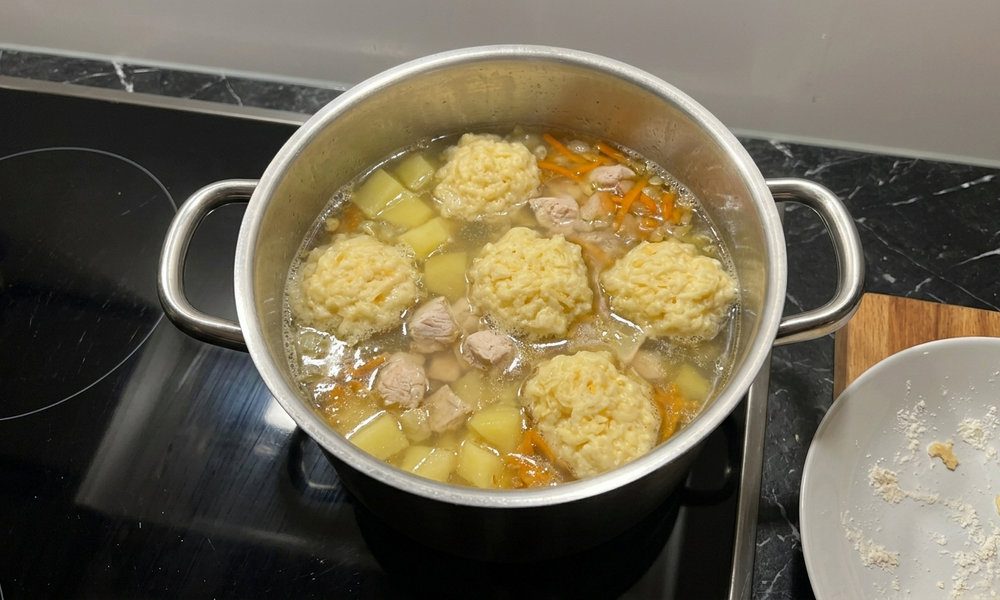 Швидкий рецепт супу з куркою та сирними кульками