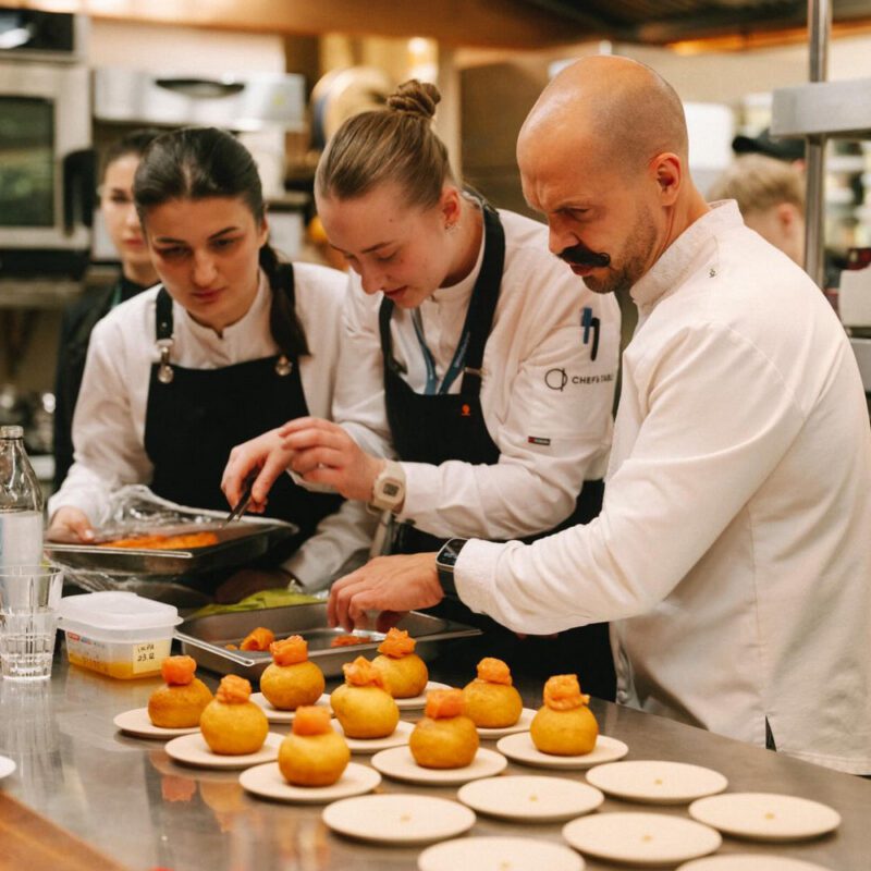 Володимир Ярославський просто обожнює свою роботу та завжди хоче стати в ній ще кращим