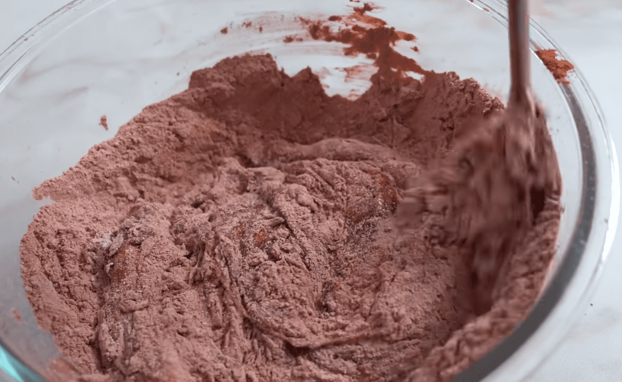 Рецепт смачного шоколадного печива з продуктів, які завжди є вдома Фото: YouTube-канал Alina FooDee